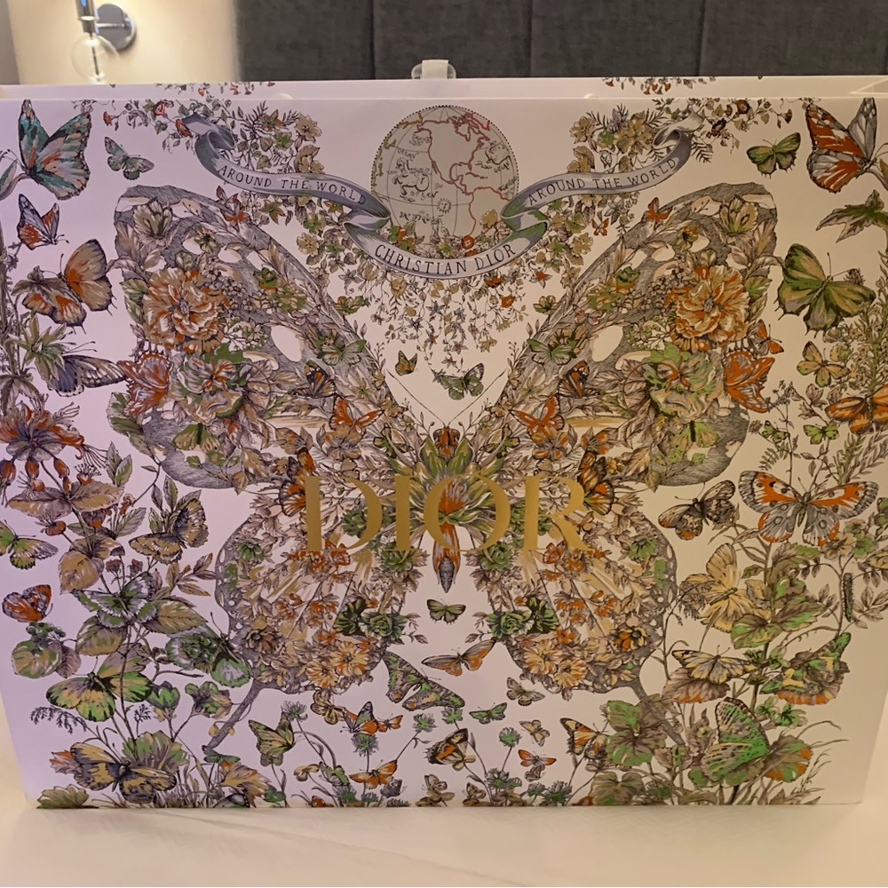 Absolutely stunning , limited edition Dior butterfly new collection shopping bag